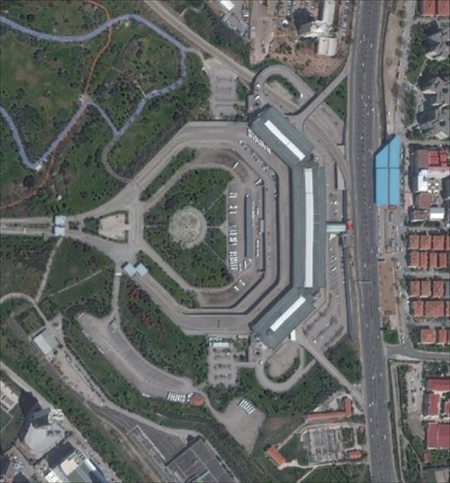 Koronavirüs sonrası boş kalan meydanlar uzaydan görüntülendi